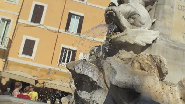 グロテスクな彫像と幻想的な噴水 — ストック動画