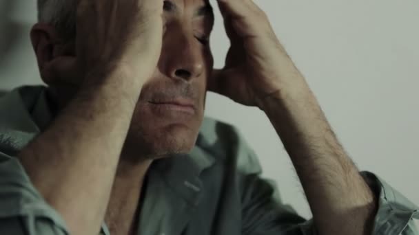 Zoufalý muž pláče: deprese, smutek, osamělost, rozrušení, sám — Stock video