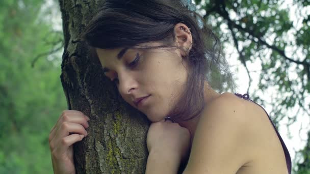 负面的人类情感 面部表情生活的反应 悲伤的女人靠在公园的一棵树上 — 图库视频影像