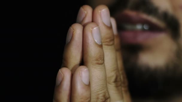 Il giovane prega nelle tenebre: ricerca di Dio, religione, preghiera, pensieri — Video Stock