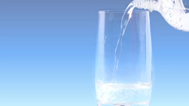 Verter agua en un vaso — Vídeos de Stock