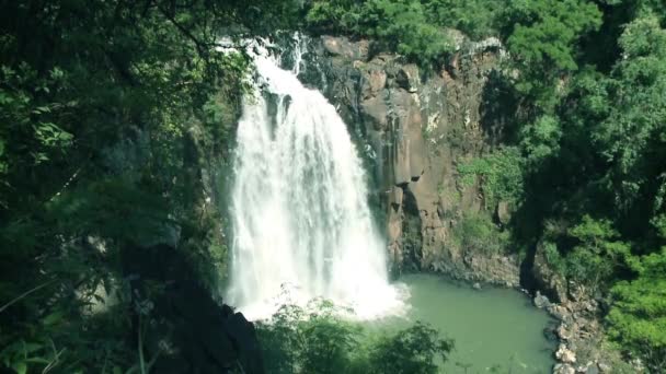 Cascada limpia paisaje del río — Vídeo de stock