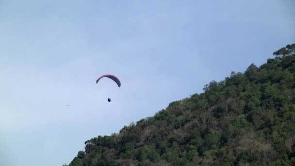 Parapente volando sobre la montaña — Vídeos de Stock