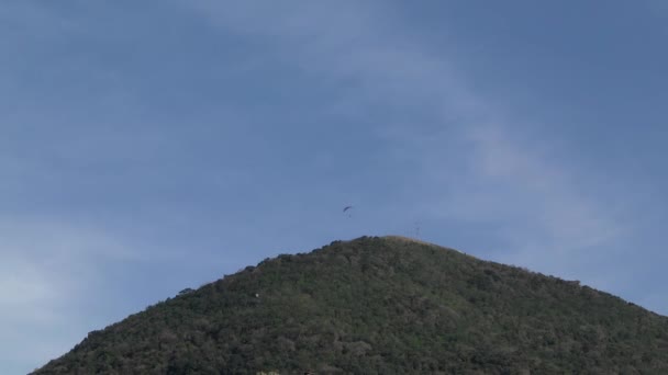 Paragliders over de montain — Stockvideo