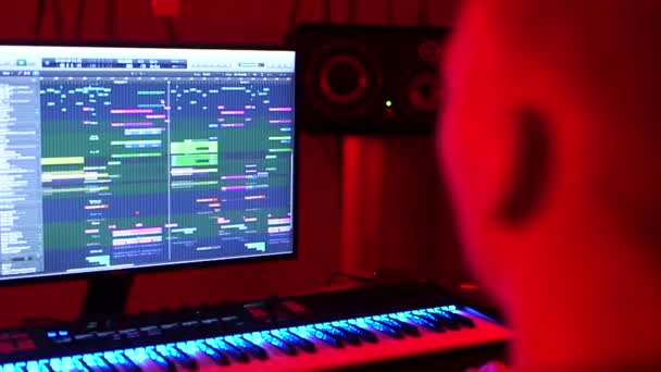DJ делает музыку в студии звукозаписи — стоковое видео