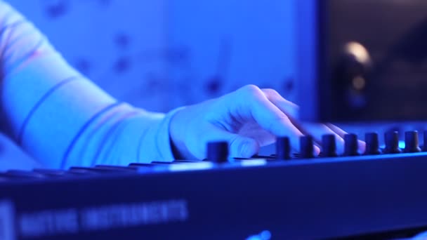 DJ Hand au studio d'enregistrement — Video