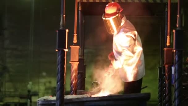 Wlewanie Roztopionego żelaza — Wideo stockowe