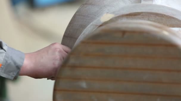 Legno levigato con carta vetrata — Video Stock