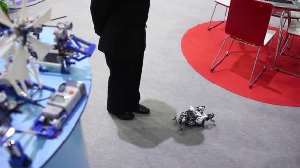 Spielzeugroboter auf dem Boden — Stockvideo