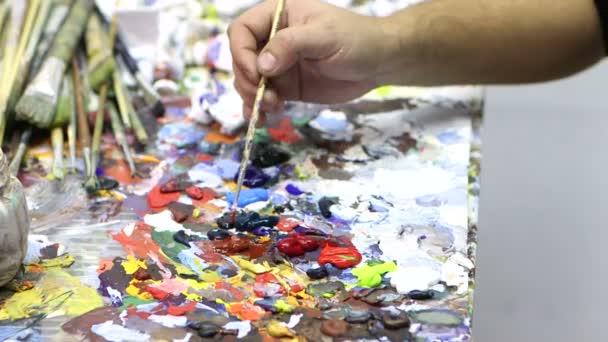 L'artiste mélange la peinture — Video