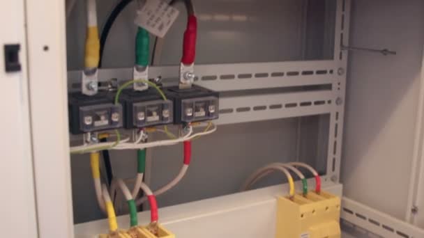 Voedingskabel in de elektrische kast. — Stockvideo