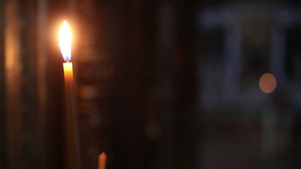 Пламя свечи в православной церкви — стоковое видео