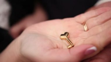 kadın el ile bir anahtar tutan bir alyans.