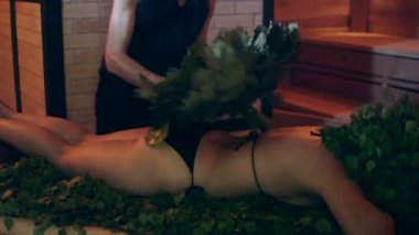 Bir süpürge bir sauna ile kadındaki tokat.