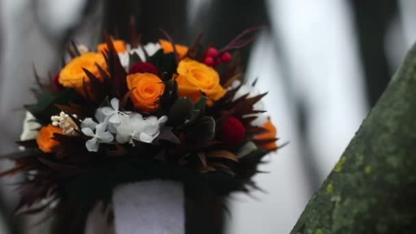 Een boeket bloemen aan de boom — Stockvideo