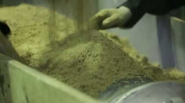 Kum kalıp döküm için hazırlanıyor