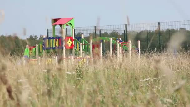 Parque infantil vazio no verão — Vídeo de Stock