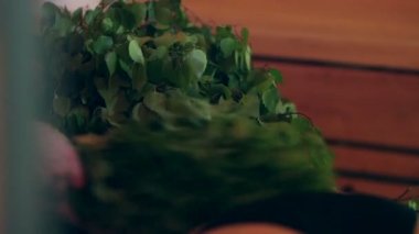 Bir süpürge bir sauna ile kadındaki tokat.