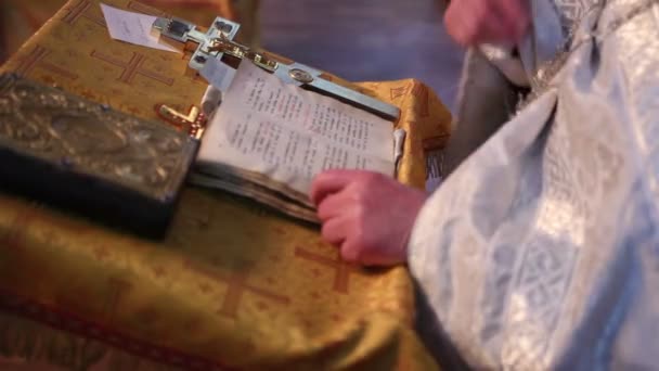 Orthodoxe priester leest schrift — Stockvideo