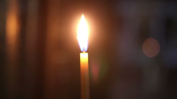 La flamme de la bougie dans l'église orthodoxe — Video