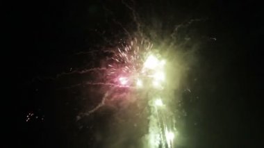 Geceleri renkli havai fişekler