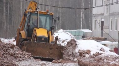 buldozer inşaat sitesinde