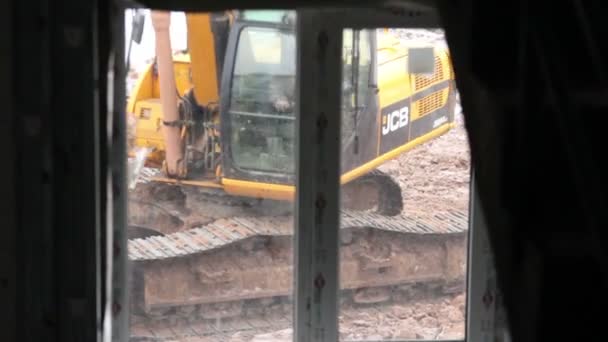 Escavatore in un cantiere — Video Stock
