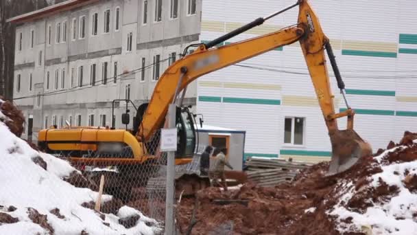 Excavadora en una obra de construcción — Vídeo de stock