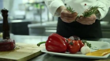 Şef sprinkles baharat biftek