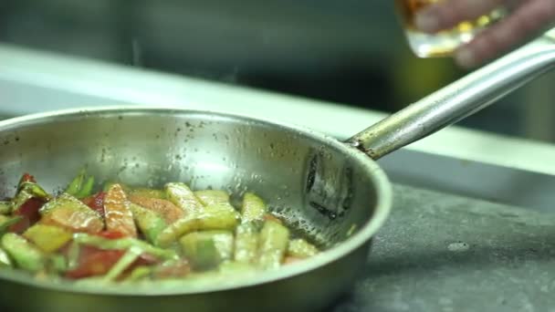 Μάγειρας Hef κάνει γεύματα φλαμπέ — Αρχείο Βίντεο