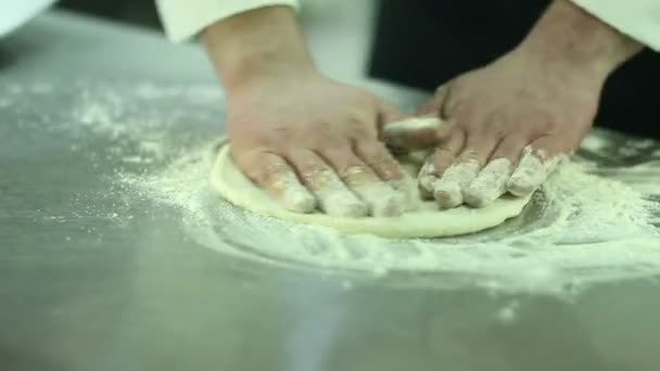 Chef preparando una pizza . — Vídeo de stock