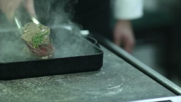 Soustružení steaky na grilu pan šéfkuchař — Stock video