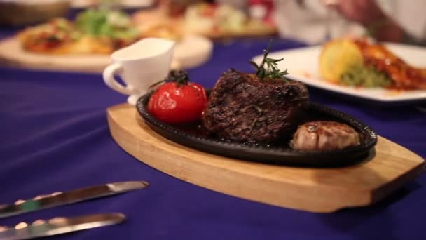 Waiter pours meat sauce — Stock Video