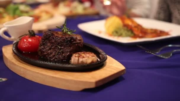 Мясо фламбе официанта — стоковое видео