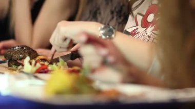 Kadınlar gıda bıçak ile kesme