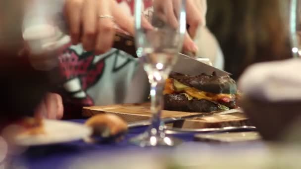 Mujeres cortando comida con cuchillo — Vídeos de Stock