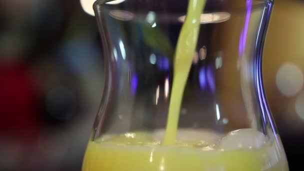 Наливаємо коктейль у склянку — стокове відео