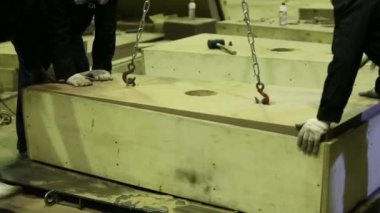 Kum kalıp döküm için hazırlanıyor