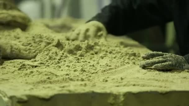 Préparation de moule de sable pour la coulée — Video