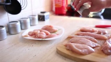 genç kadın mutfakta yemek