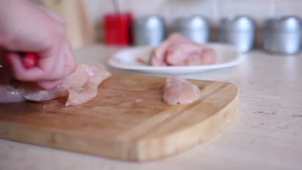 Jovem está cozinhando na cozinha — Vídeo de Stock