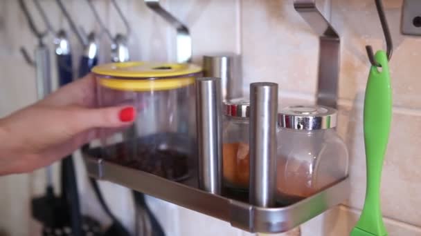 Jeune femme cuisine dans la cuisine 