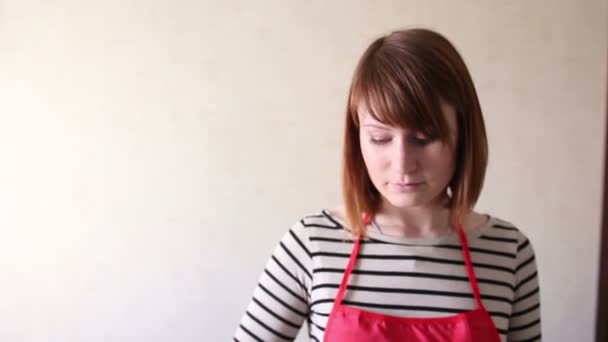 Молода жінка готує на кухні — стокове відео