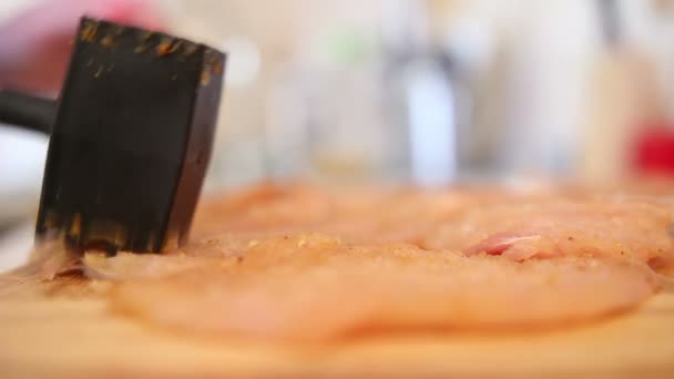 Mujer joven está cocinando en la cocina — Vídeo de stock