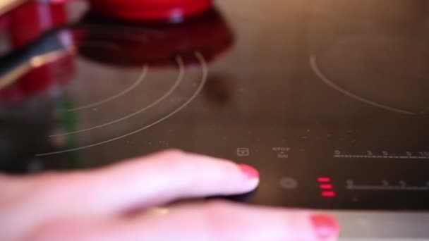 Mujer joven está cocinando en la cocina — Vídeo de stock