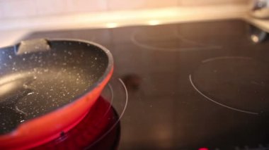 genç kadın mutfakta yemek