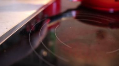 genç kadın mutfakta yemek