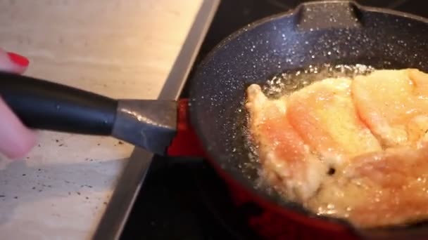 Mujer joven está cocinando en la cocina — Vídeos de Stock