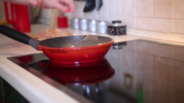 Mujer joven está cocinando en la cocina — Vídeo de stock