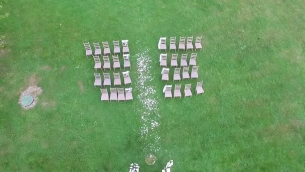 Вид с воздуха украшенный свадебной арки деревенский стиль — стоковое видео